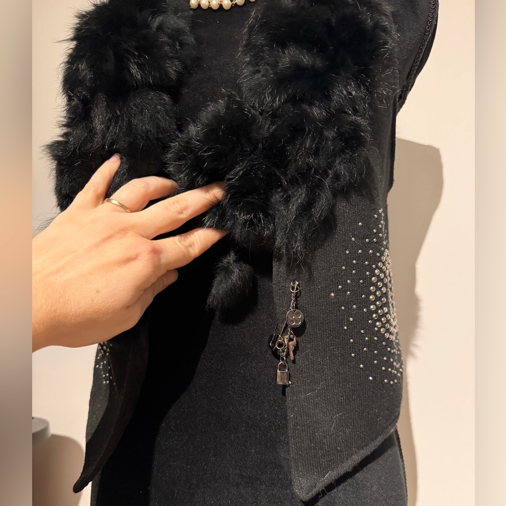 Elegant Black Fur Vest - Picture 4 of 7